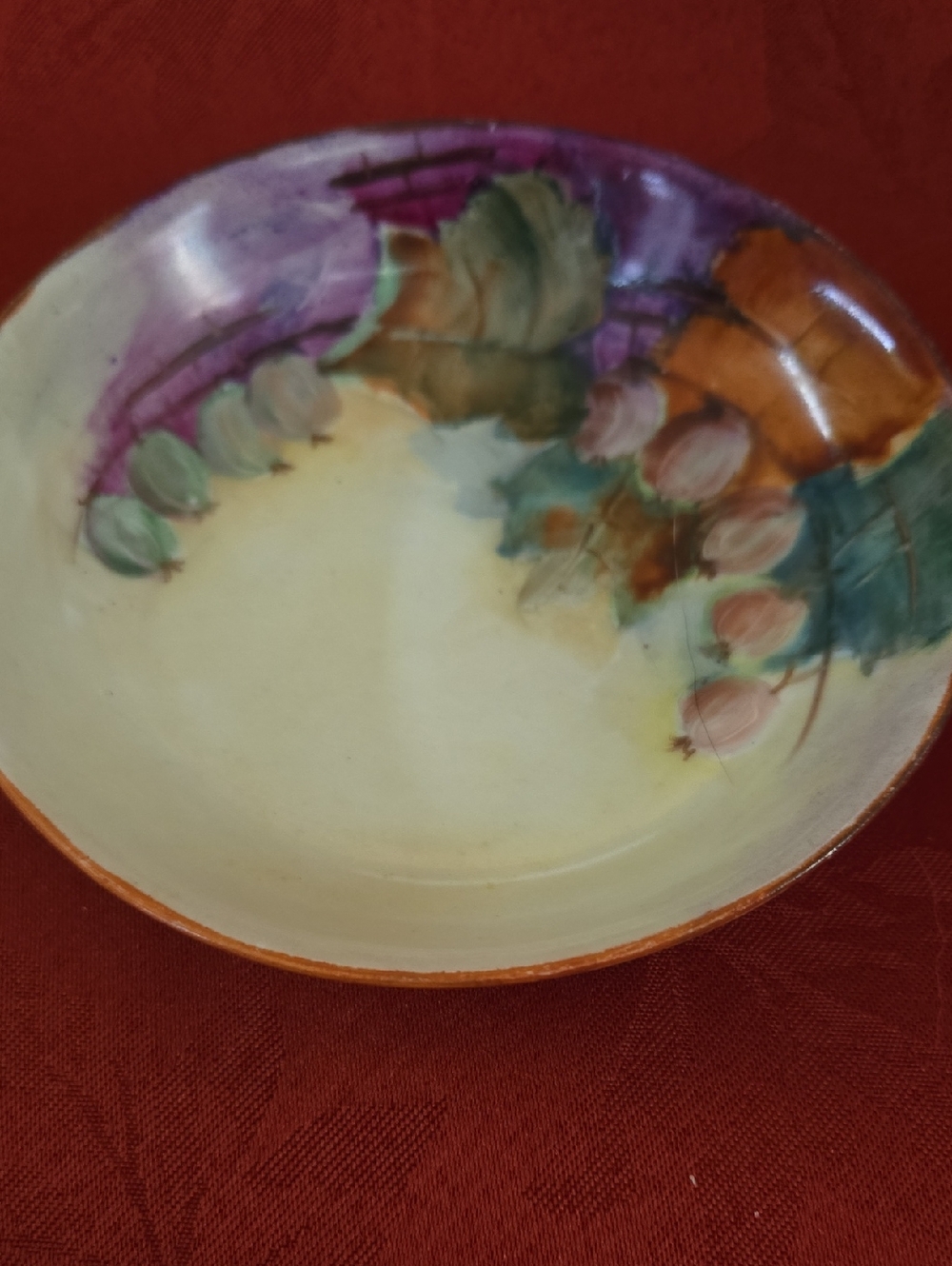 Vintage Hand-Painted 5 in Berry Bowl With Beautiful Grapevine Clusters.